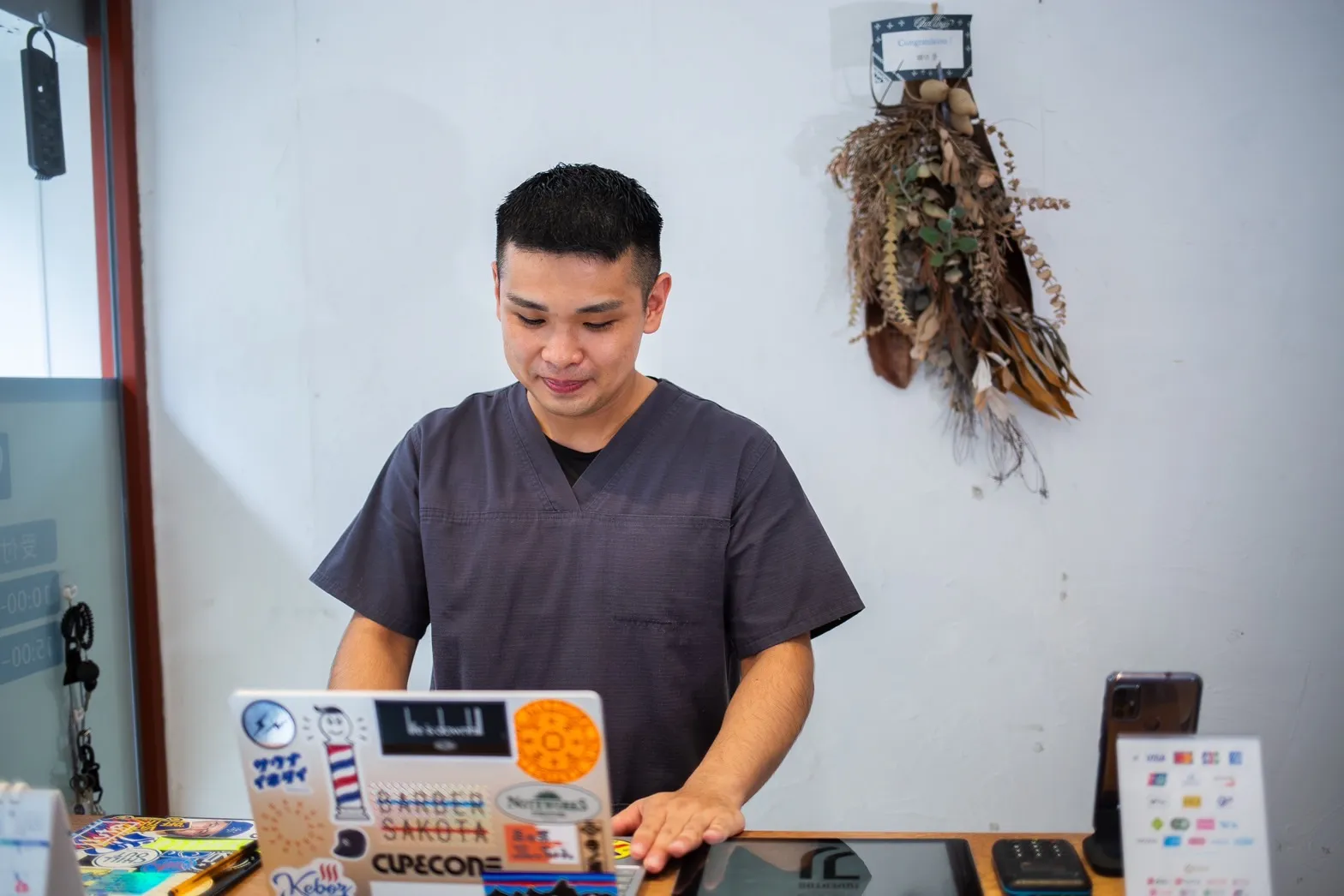 受付で作業する男性の写真