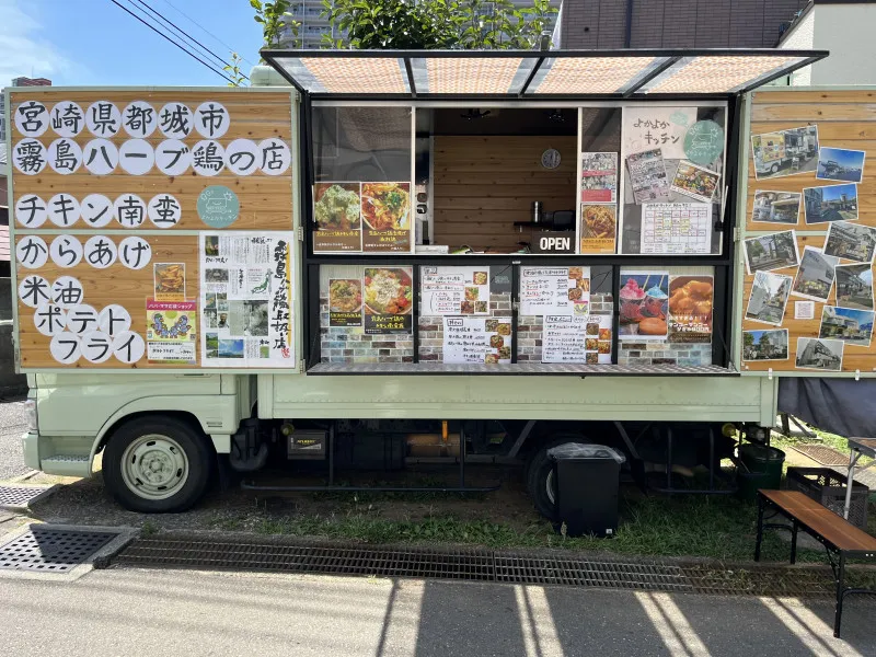 移動販売（キッチンカー）で販売している様子の写真